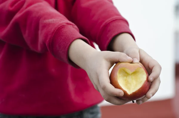 kalp şeklinde Kırmızı elma tutan çocuk