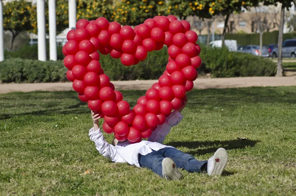 çocuğun elinde kırmızı bir kalp ile Sevgililer günü hakkında akla