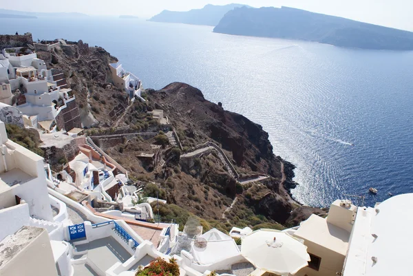 Gammaldags vit traditionella väderkvarnar i terrasserade byn oia Kykladerna ön santorini Grekland på blå Egeiska havet och himmel bakgrund — Stockfoto