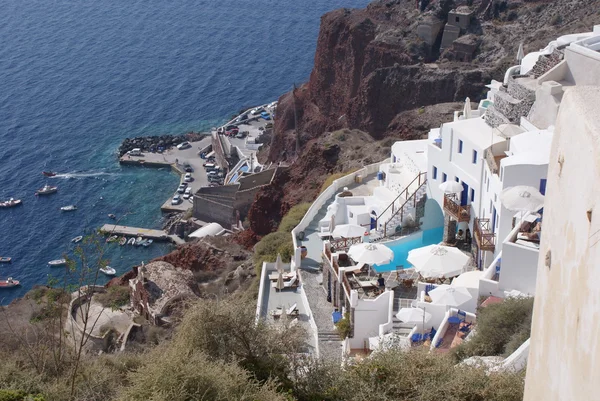 Moulins à vent traditionnels blancs à l'ancienne dans un village en terrasses Oia des Cyclades île de Santorin Grèce sur le fond bleu de la mer Égée et du ciel — Photo