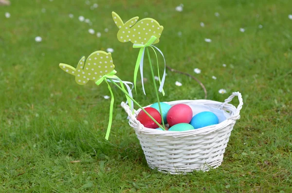 Colorful easter eggs and rabbit on green grass — Stock Photo, Image