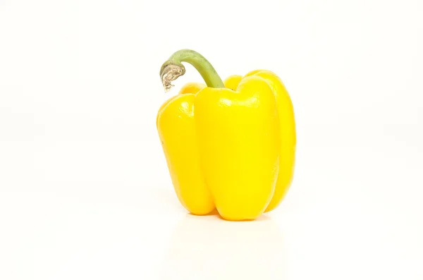 Słodka żółta papryka izolowana na białym tle — Zdjęcie stockowe