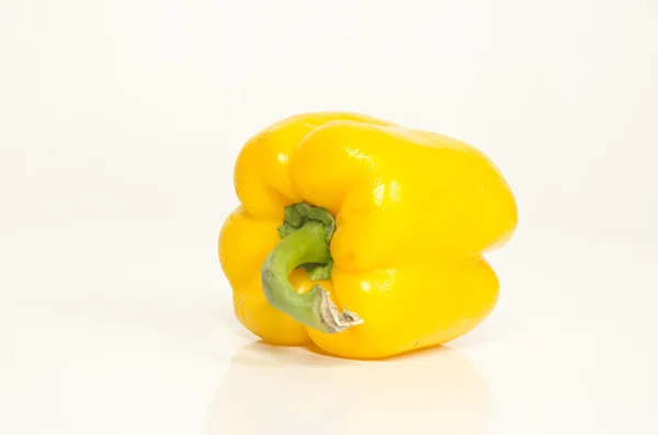 Γλυκιά κίτρινη πιπεριά απομονωμένη σε λευκό φόντο — Φωτογραφία Αρχείου