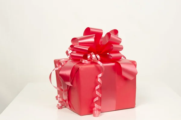 beyaz izole kırmızı kapalı kutu