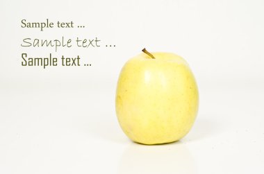 Yeşil elma, beyaz arkaplanda izole