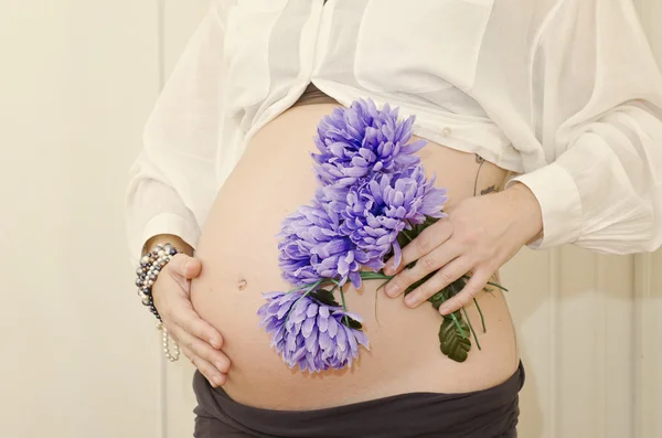 ท้องของผู้หญิงท้อง — ภาพถ่ายสต็อก