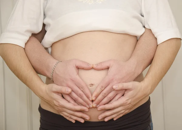 Buik van een zwangere vrouw Rechtenvrije Stockfoto's
