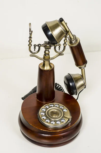 Beyaz arka plan üzerinde izole eski moda telefon. stüdyo çalışmaları.