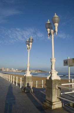 Deniz manzaralı şehir manzarası.