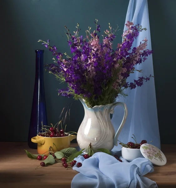 Fleurs sauvages dans un vase — Photo