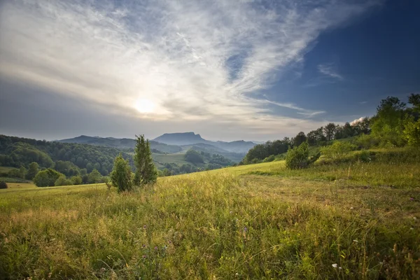 Kleurrijk herfstlandschap in de bergen — Stockfoto