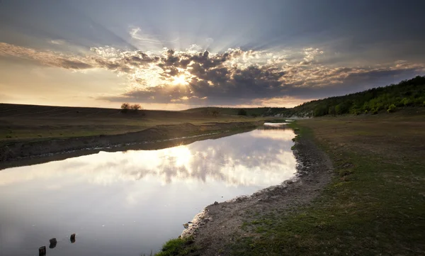 Bellissimo tramonto estivo nel fiume . — Foto Stock