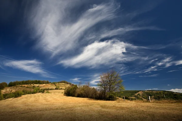 Mountain and blue sky with clouds — Stock Photo, Image