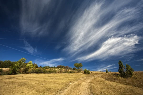 Montaña y cielo azul con nubes —  Fotos de Stock