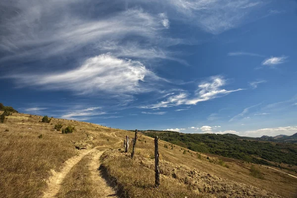 Montaña y cielo azul con nubes —  Fotos de Stock