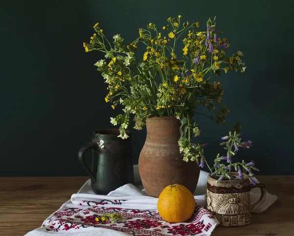 Sarı zemin çiçek — Stok fotoğraf
