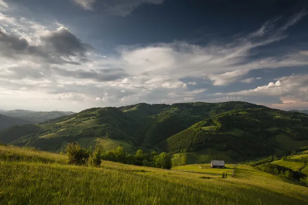 Vale verde da montanha — Fotografia de Stock