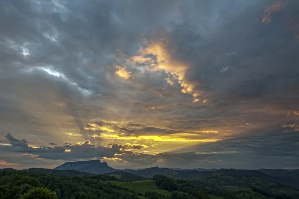 Закат в горах — стоковое фото