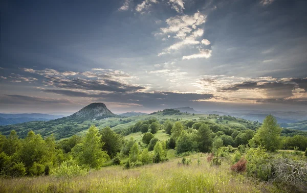 Coucher de soleil dans les montagnes — Photo