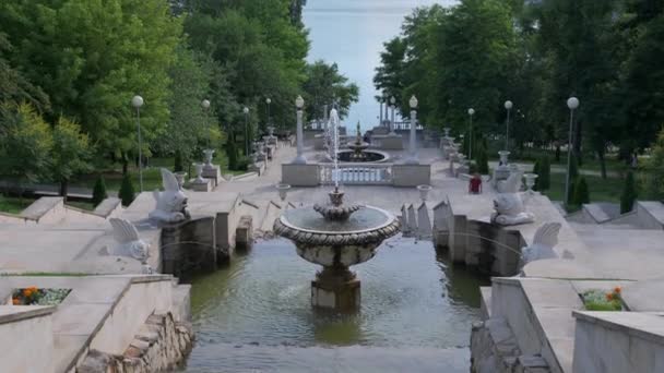 Juli 2021 Kishinev Moldavien Republiken Fontänen Stadsparken Vatten Rinner Från — Stockvideo