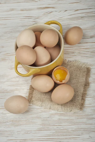 木制底座上的一碗生鸡蛋 — 图库照片