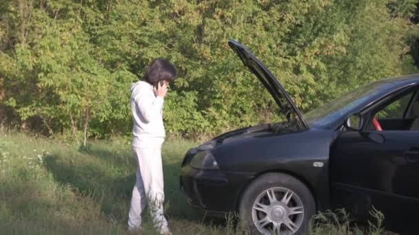 Γυναίκα Καλεί Έναν Αριθμό Τηλεφώνου Μετά Από Ένα Αυτοκινητιστικό Δυστύχημα — Αρχείο Βίντεο
