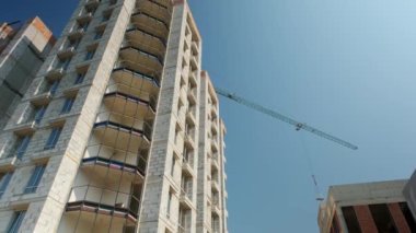 İnşaat halinde olan bina (yeni konut kompleksi).