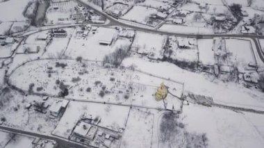 Paslı kilise kubbeleri yukarıdan görünüyor. Küçük bir Moldoks köyündeki Ortodoks Kilisesi. Kış görünümü.