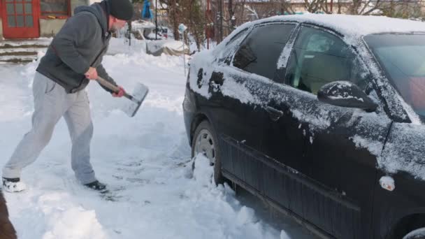 Homem Com Uma Limpa Neve Torno Carro Depois Uma Noite — Vídeo de Stock