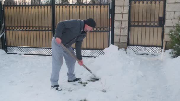 Ανώτερος Άνθρωπος Αφαιρώντας Χιόνι Από Την Πίσω Αυλή — Αρχείο Βίντεο