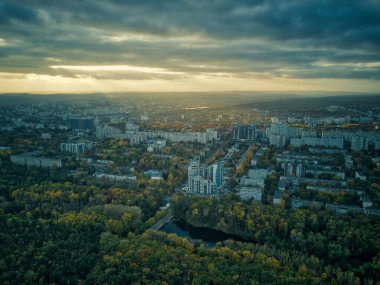 Sonbaharda gün batımında şehrin üzerinde havadan. Kihinev kenti, Moldova Cumhuriyeti.