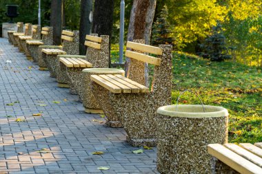 Sonbahar parkındaki banklar. Yağmurlu sonbahar parkında ücretsiz sıralar