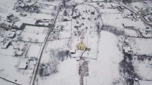 上から見たラスティ教会のドーム モルダヴィアの小さな村にある正教会 冬景色 — ストック動画