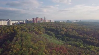 Gün batımında şehrin havadan görüntüsü. Güzel sonbahar şehri manzarası. Kishinev, Moldova Cumhuriyeti.