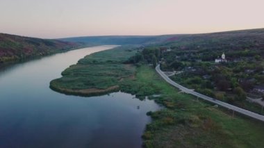 Nehir üzerinden ve sonbaharda küçük bir köy. Moldova Cumhuriyeti. Molovata köyü. Nehir Dinamosu.