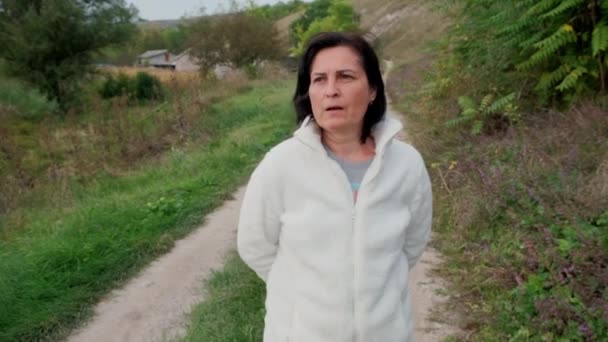 Joven Morena Camina Tranquilamente Largo Camino Rural — Vídeo de stock