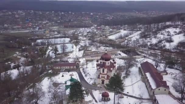 Vista aérea del dron de la iglesia en el monasterio de Condrita en invierno — Vídeo de stock