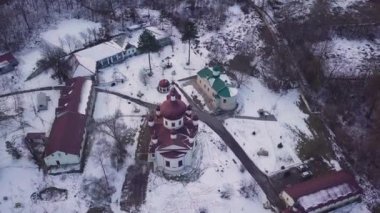 Kışın Condrita Manastırı 'ndaki kilisenin insansız hava aracı görüntüsü
