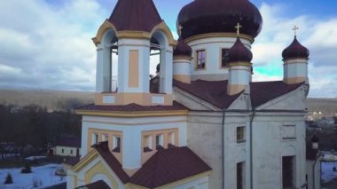 Kışın Condrita Manastırı 'ndaki kilisenin insansız hava aracı görüntüsü