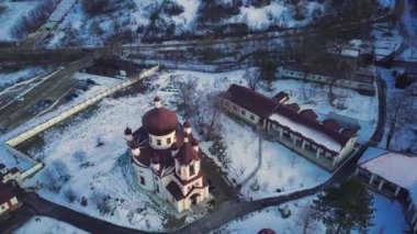 Kışın Condrita Manastırı 'ndaki kilisenin insansız hava aracı görüntüsü