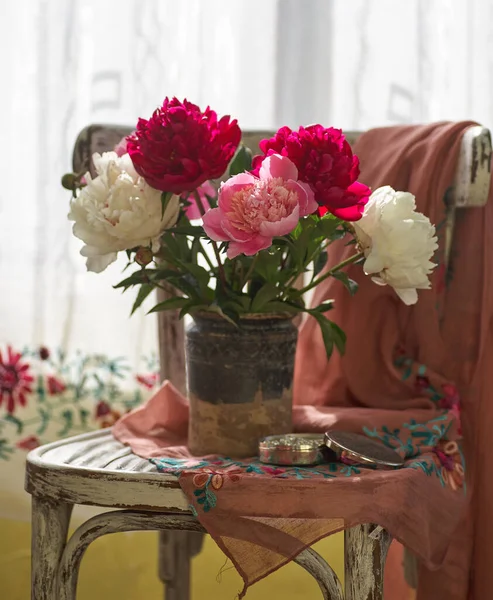 安安静静地生活在文泰椅子上的一个旧陶瓷花瓶里 里面有白色和粉色的牡丹 — 图库照片