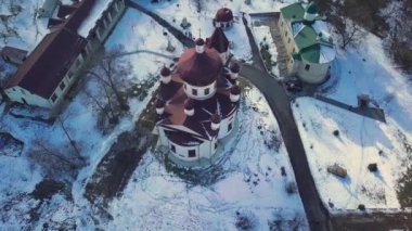 Kışın Condrita Manastırı 'ndaki kilisenin insansız hava aracı görüntüsü