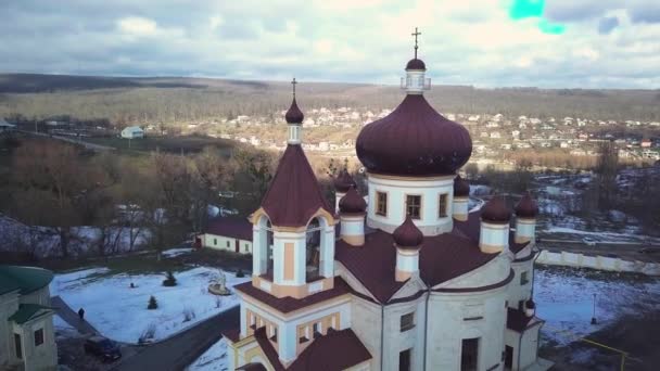 Vista aérea del dron de la iglesia en el monasterio de Condrita en invierno — Vídeo de stock