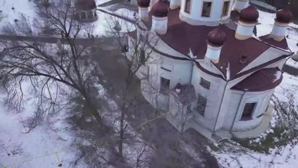 Αεροπλάνο άποψη της εκκλησίας στο μοναστήρι Condrita το χειμώνα — Αρχείο Βίντεο