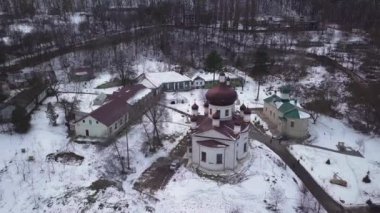Kışın Condrita Manastırı 'ndaki kilisenin insansız hava aracı görüntüsü