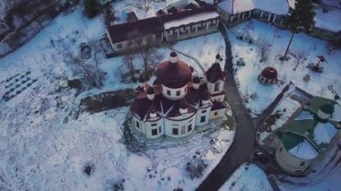 Kışın Condrita Manastırı 'ndaki kilisenin insansız hava aracı görüntüsü
