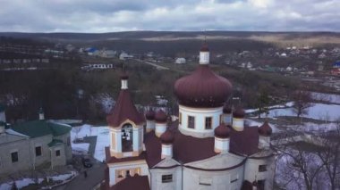 Kışın Condrita Manastırı 'ndaki kilisenin insansız hava aracı görüntüsü