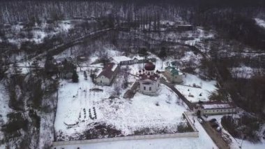 Kışın Condrita Manastırı 'ndaki kilisenin insansız hava aracı görüntüsü