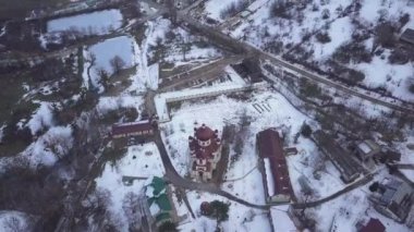 Kışın Condrita Manastırı 'ndaki kilisenin insansız hava aracı görüntüsü