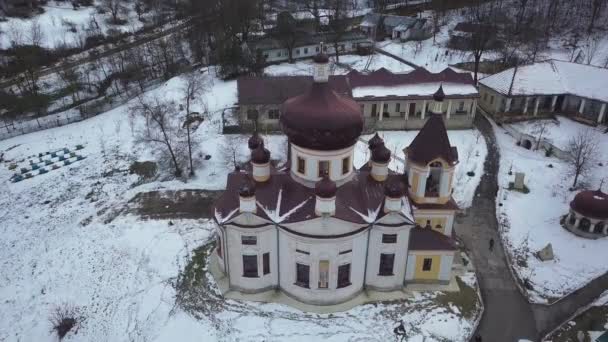 Vista aérea del dron de la iglesia en el monasterio de Condrita en invierno — Vídeo de stock